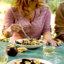 Giada's Spicy Linguine with Clams and Mussels (using white wine, parsley and shallots)