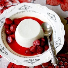 Vanilla Pudding with Strawberries (Panna Cotta)